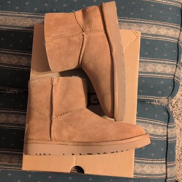 UGG Mini Bailey Logo Strap size Women's 5/Kids 3.5 Low Rise Boots, NEW in Box - Picture 5 of 9